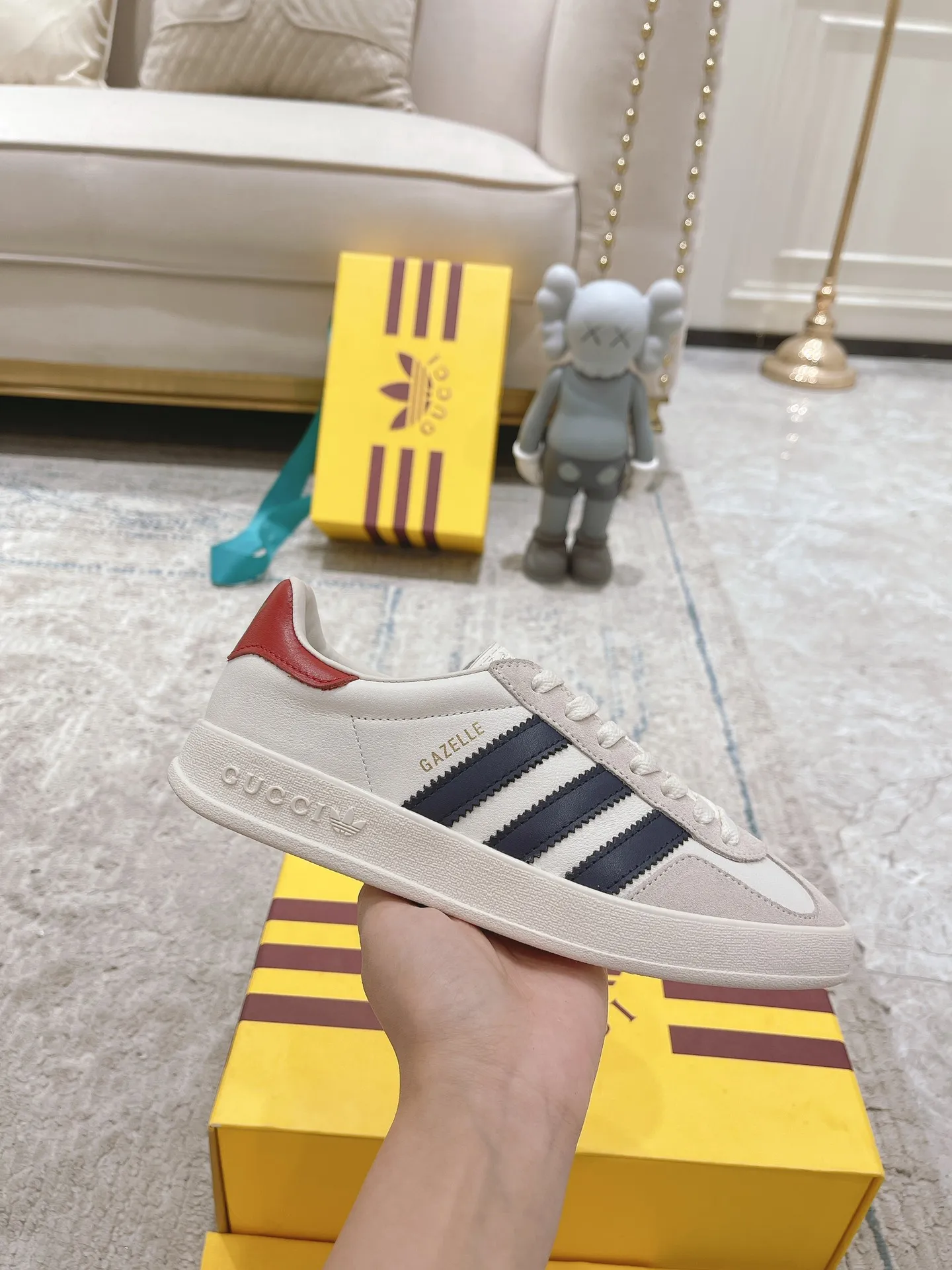 👟👟Ex-factory price 480👟👟 Gucci Adida S Gucci clover co-branded Italian 2022 Fashion Week catwalk model Dexun shoes casual shoes exclusive first release #Correct splicing co-branded shoe box with shoelaces included Synchronous counter #Gucci/Adida splicing cloth dust bag #Integration of two luxury brand elements T👟👟Ex-factory price U soft bottom The original version is the same. Size: 35-40 for women and 39-45 for men.